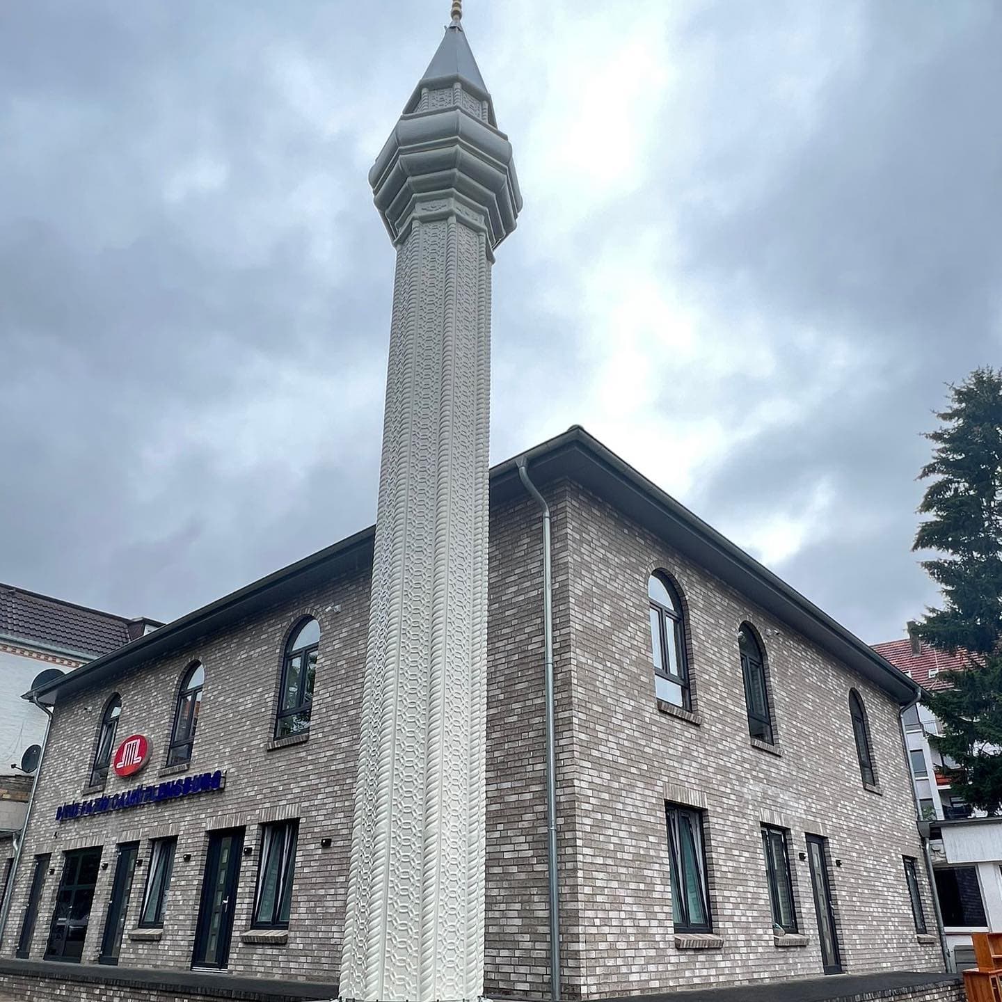 Das Haus mit dem roten Signet und dem Minarett.